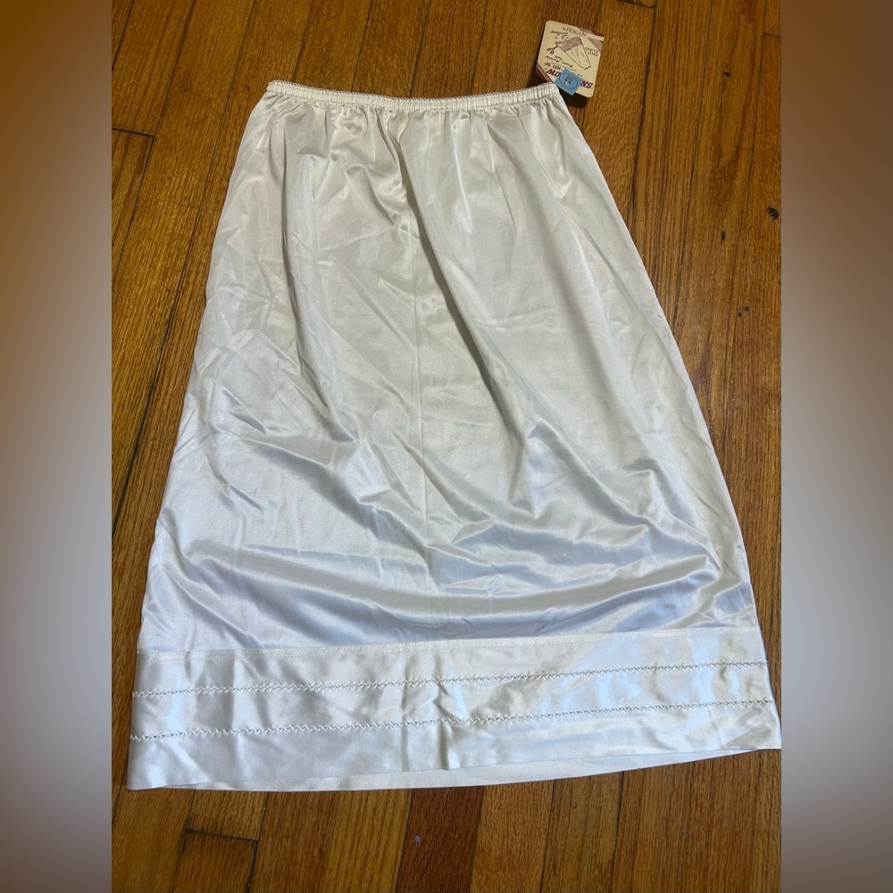 Vtg Antron III Ivory Half Skirt Slip Decorative Edge Medium Elastic Waist NWT